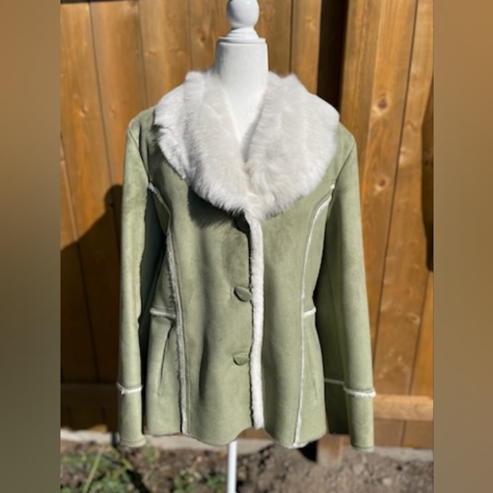 Brand new beautiful Coat Couture  sage green faux sheepskin fall jacket.⁸